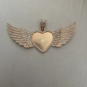 Hjärtvinge - berlock, guld - Jättevacker hjärtvinge berlock i guld säljes, helt ny. Passar jättebra ifall man köper till en kedja och har det som ett halsband💘(47mm) 