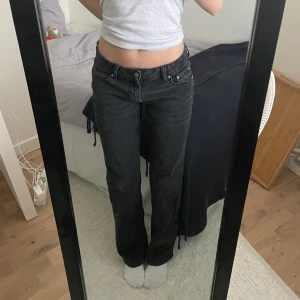 Svarta jeans  - Ett par svarta jeans från Carlings. De är raka i benen och lågmidjad!💕