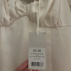 Studentklänning - Jätte fin, men för liten för mig. Helt ny och prislappen kvar