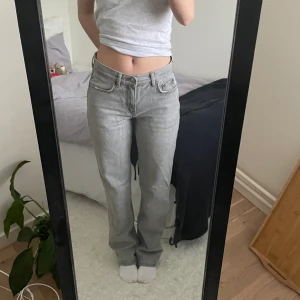 Ginatricot jeans  - Gråa jeans från Ginatricot. De är lite högre i midjan och har en rak passform. En perfekt grå färg nu för våren!💞