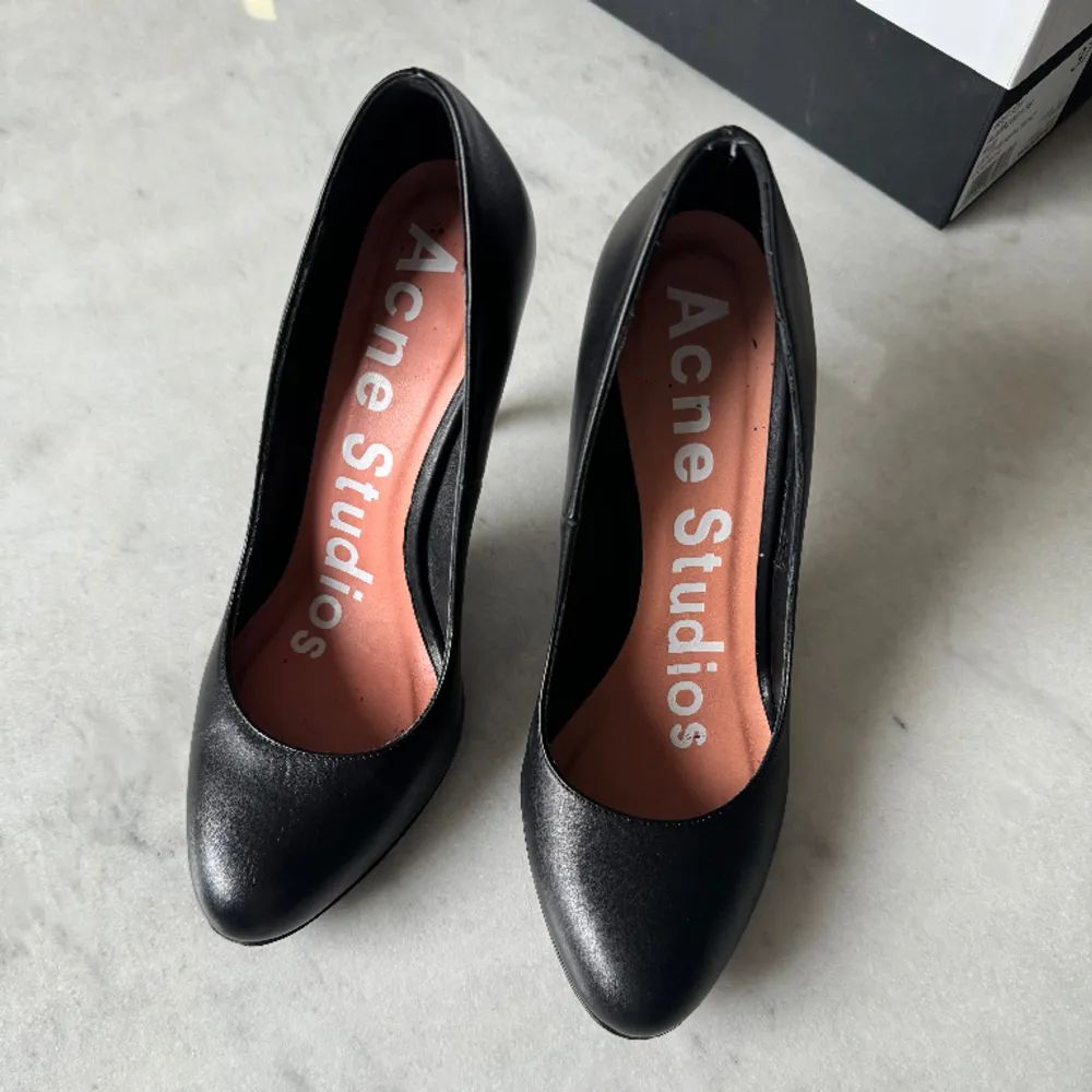 Acne studio läder pumps. Mycket bekväma. Storlek 37. En liten repa på klacken. Fler bilder kan skickas. Skor.