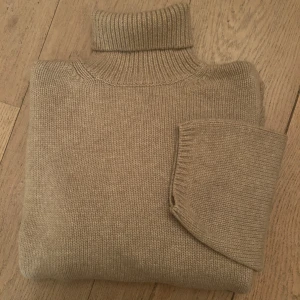 Totême polo  - Totême polo oversized  cashmere ull i fin beige färg! 