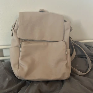 Beige dondonna ryggsäck - En snygg stor beige ryggsäck från Don Donna. Använd fåtal gånger och i bra skick.