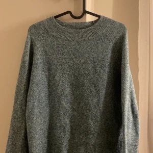 Stickad tröja ifrån Only  - Detta är min Only tröja som jag inte använder pga inte min stil längre. Bra skick, använd 2-3 gånger. Grön/blå