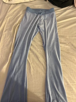 Juicy couture  - Ljusblåa Juicy couture. Oanvända. Lappen kvar. Kan tänka mig att sänka priset vid snabb affär.