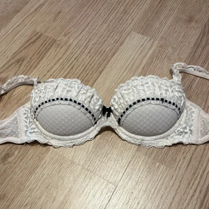 Ljusrosa bh  - Säljer denna ljusrosa bh-n i storlek 70B. 