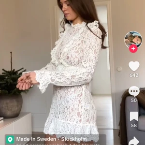 Vit spets klänning  - Jätte vacker klänning i spets!! Jätte bra skick, passar perfekt till sommaren eller studenten 💓💓 alla bilder är lånade!! 