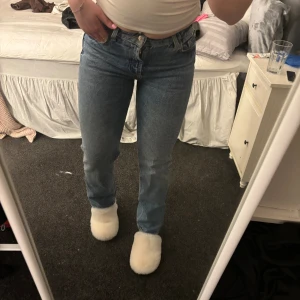 JEANS - Midwaist raka jeans från zara. Tveka inte att fråga om ni undrar något eller har ett eget prisförslag💕
