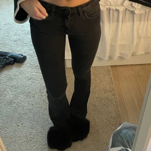 Lågmidjade bootcat jeans  - Supersnygga lågmidjade jeans med lite bootcat 😍