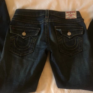 Bootcut lowrise true religion jeans - Jättesnygga jeans som inte passar mig så bra.. storlek 27 med midjemåttet 38/39cm rakt över! Längden är bra på mig som är 176.❤️ skriv vid fler frågor och lägg gärna bud! Använd köp nu!