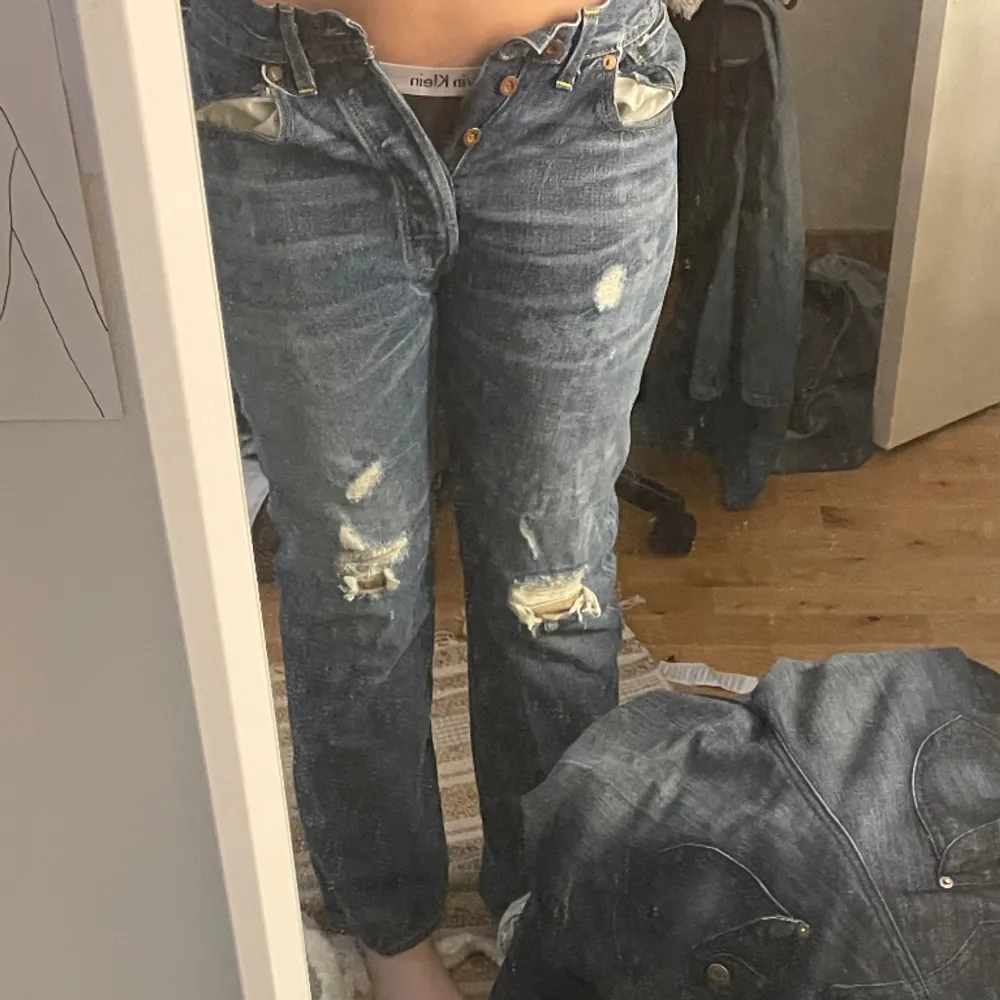 Levis lågmidjade skitsnygga jeans som är för små, jag är 169 cm för referens 🫶. Jeans & Byxor.
