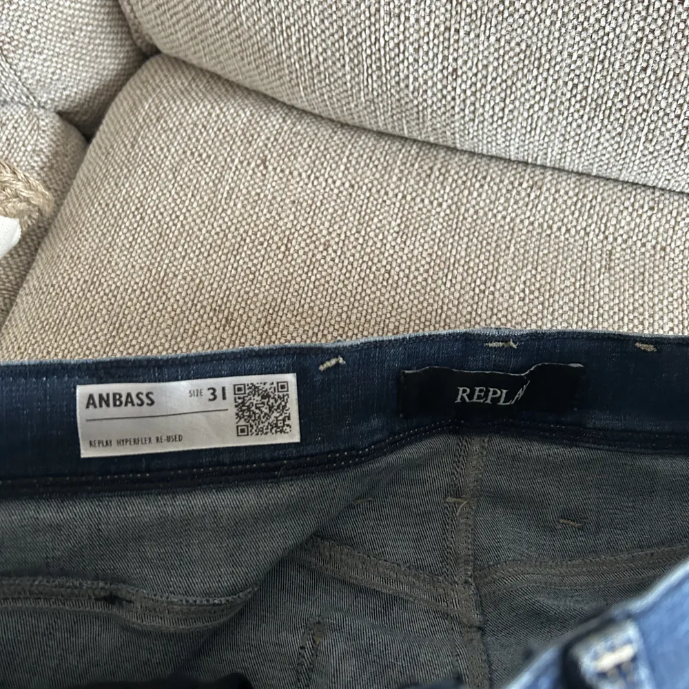 Säljer nu dessa replay jeans som jag har använt ett få tal gånger på grund av att jag samlar till något annat. Köpt för 1900 kr på nk och är nästan sprillans nya i storlek 31 Skick 9/10, hör av dig i dm för mer frågor eller köp. Pris kan diskuteras.. Jeans & Byxor.