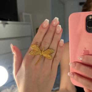 Trollslända ring!✨ - En guldfärgad ring, aldrig använd!💕✨