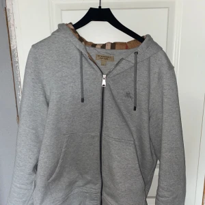 Säljer burberry zip  - Befintligt skick är endast använd ett par gånger. För mer information, skriv privat.