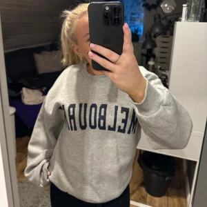 Sweatshirt  - Sweatshirt från Gina tricot, aldrig använd. Skriv om det är något du undrar💗