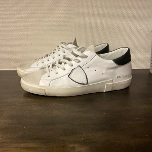 Philippe model skor - Säljer ett par Philippe model skor i storlek 41. Dom är i riktigt bra skick 9,5/10 nästa helt nya. Allt OG följer med.  Skriv bara om du har frågor!