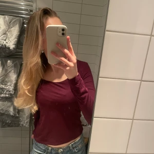 Långärmad tröja - En vinröd långärmad tröja från Bikbok i storlek M. I nyskick, aldrig använt och prislappen är kvar! 