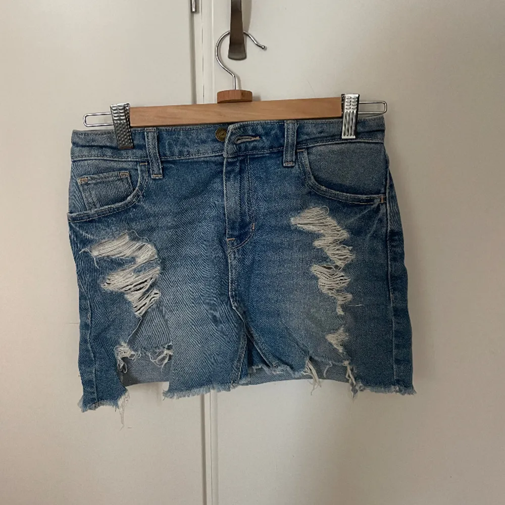 Miniskirt i jeans från hollister passar xs💖. Kjolar.