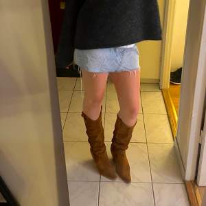 Såå snygga cowboyboots i nästan oanvänt skick! Använda endast tre gånger, säljer då jag knappt använder dem. Köpta för ca 950kr! Möts helst upp men kan frakta om köparen står för frakten💕 Bara att skriva för fler bilder! Pris kan ev diskuteras.