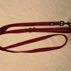 Hurtta koppel - Nästan nyskick. Säljer även matchande sele. Ca 180 långt och har 2 extra handtag lite längre ner på kopplet. Har vadderat handtag. Nypris: ca 280kr