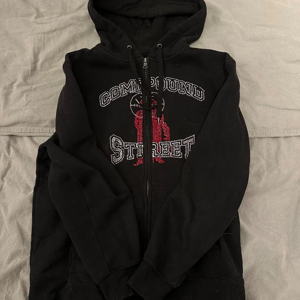 Rhinestone hoodie ifrån ett Instagram märke 2022, storlek M, tappat en del stenar se bild, pris 200kr. Hoodies.