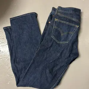 Tja säljer dessa Levis 501 jeans i märkblå för dig som gillar något stilrent hör av vid fundering! Storlek 32/34