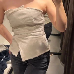 Topp - Beige topp i denim från Zara. Prislapp kvar❤️