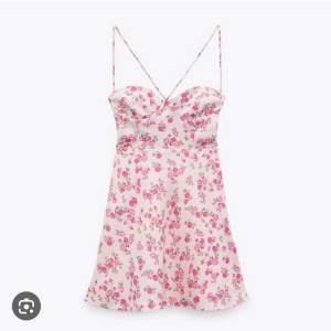 Säljer min älskade klänning från Zara! Endast använd engång. Såååå fina blommor och så fin i ryggen💓Köp direkt: 250kr + frakt