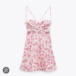 Rosa blommig Zara klänning - Säljer min älskade klänning från Zara! Endast använd engång. Såååå fina blommor och så fin i ryggen💓Köp direkt: 250kr + frakt