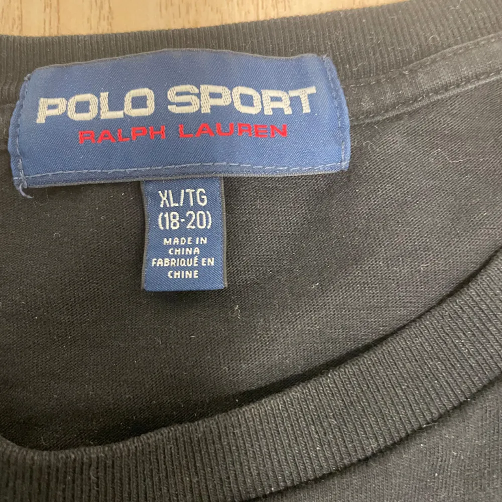 Svart Polo Ralph lauren T-shirt inom deras egna Sport kollektion. Sparsamt använd i ett väldigt fint skick. Köpt för 700kr. Är storlek XL men sitter som L.. T-shirts.