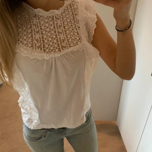 Sommartopp vit - Superfin och inte använd mycket alls. Passar jätte bra till sommaren ! 