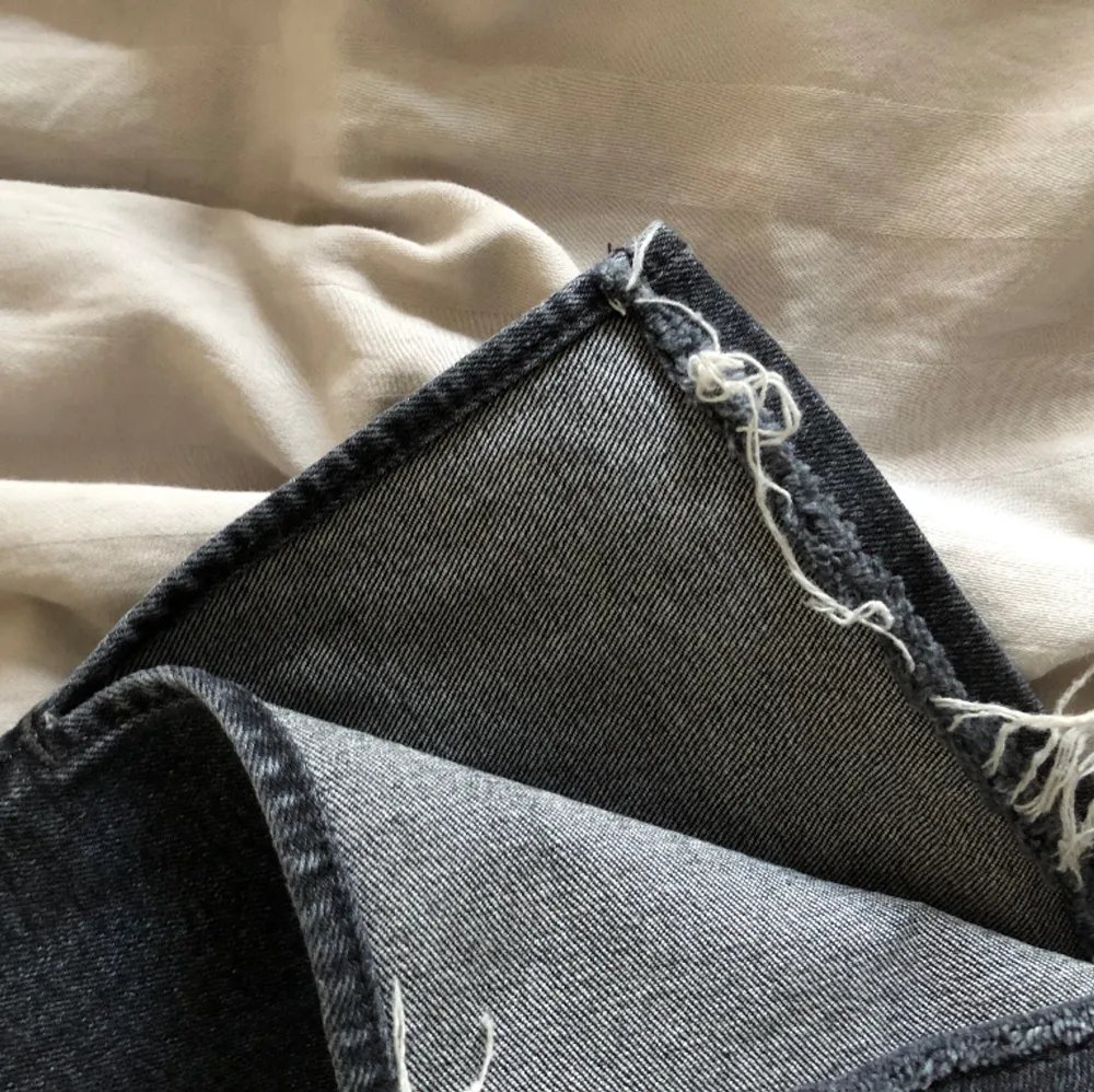 Zara jeans som är slim med en slit längs ner. Storlek 38 och är gråsvart. Har sytt upp dom ungefär 3 cm. Är perfekta på mej som är 168. . Jeans & Byxor.