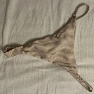 Bikiniunderdel - En bikiniunderdel från NA-KD, storlek S. Aldrig använda för färgen passar inte mig. Köpte för 179kr och säljer för 100kr. (Snabb affär=Billigare) Tryck inte på köp direkt utan skriv till mig innan!