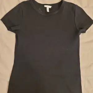 Säljer en svart T-shirt från H&M i storlek M. Har enbart använt ett fåtal gånger så den är i bra skick!💘