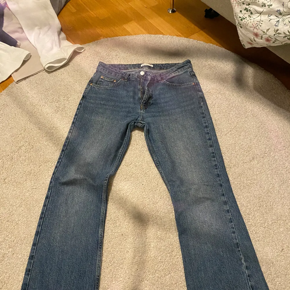 Blåa jeans från Gina tricot som är för stora . Jeans & Byxor.
