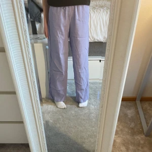 Lila linnebyxor - Jag säljer lila linnebyxor, bra skick använda en eller två gånger. Går att dra åt i midjan men det ska inte behövas de formas lite efter magen, sitter bra runt midjan. Storlek 146, du står för frakt!! Det går att buda!!