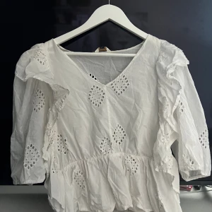 Vit sommar blus  - Säljer denna vita sommar blus med halv armar från only då den är lite för stor för mig 