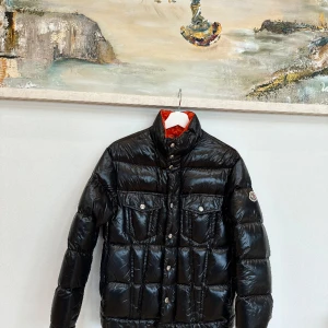 Moncler Jacka Limited Edition S (unisex) - Nu säljer jag min otroligt snygga Moncler jacka den är köpt på www.louisviarama.com.   Jackan är knappt använd!  ordinarie pris (22.000kr) Jackan storlek S   Kvitto finns såklart!