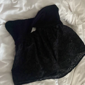 Sommar topp - En sommar topp i svart med en stickad över del som går korsat och en fin mönstrad del. Använd få tal gånger och är som ny. Går att pruta💕💕