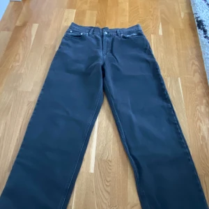 Gråa jeans - Jeans från junkyard. Är i strl S. Loose fit. Används inte längre. Köptes för ca 4-5 år sen.