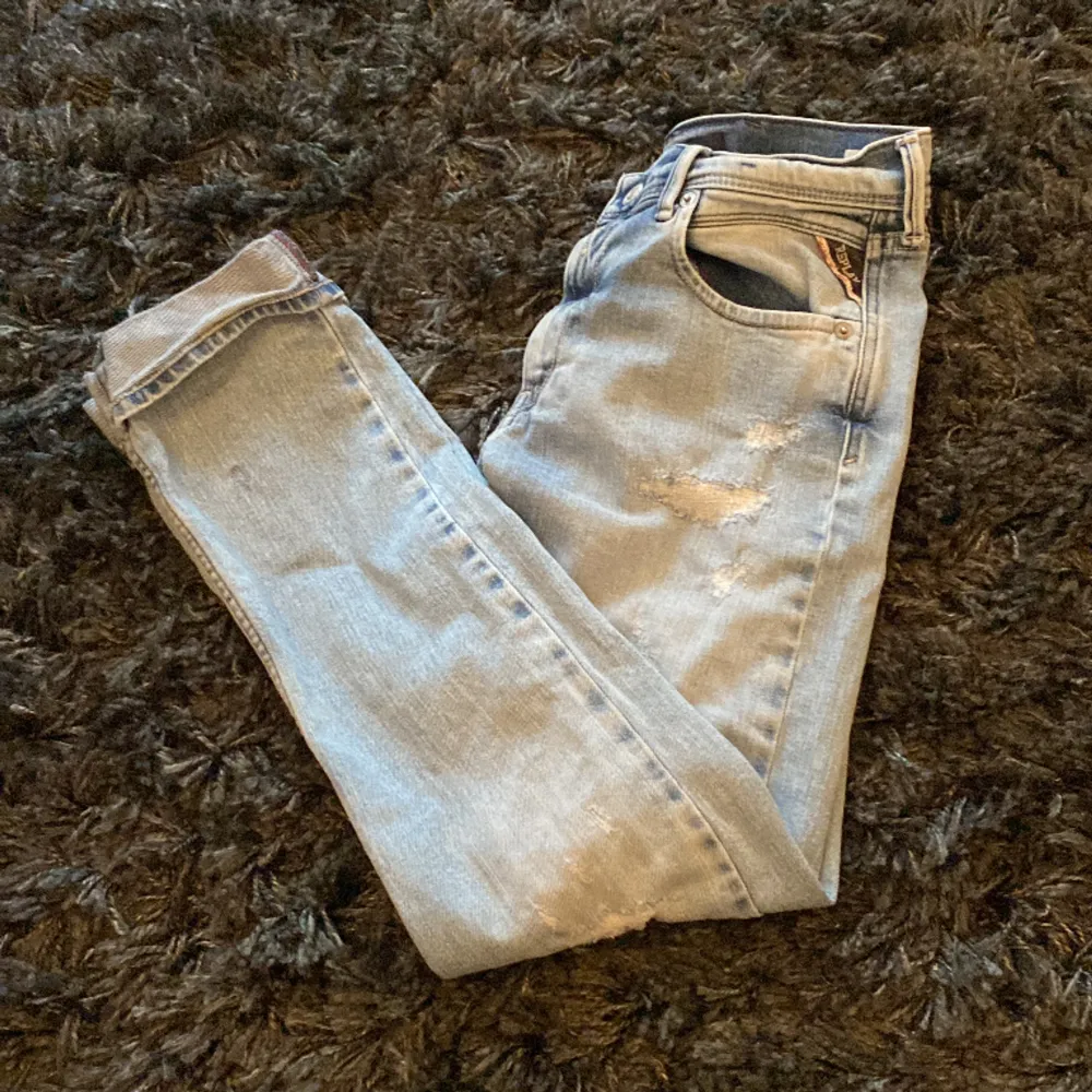 Hej säljer nu ett par snygga Replay jeans i modell NEILL. Skick 9/10 knappt använda bara att höra av sig vid funderingar 🔥🔥🔥. Jeans & Byxor.