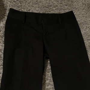 lågmidjade kostymbyxor zara - Lågmidjade kostymbyxor från zara, som är för långa på mig. Innerben:88,5 Midja:38