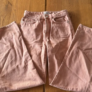 Rosa jeans - Smutsgrisar jeans från lager 157 som säljs då de ej kommer till användning, i fint skick