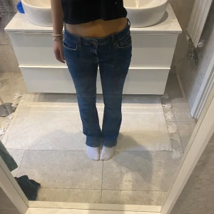 Jättesnygga lågmidjade Zara jeans - Jätte snygga jeans som tyvärr inte passar mig längre. De är lågmidjade bootcut som har en stretchiga material. De är i storlek 38 men kan användas som storlek 36. Har använts ett par gånger och är i perfekt skick!! Kontakta för mer info