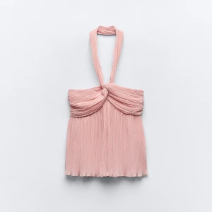 Zara topp  - Säljer den här jättefina topp från zara som jag köpte i somras med prislappen kvar på då den aldrig kom till användning,helt slutsåld på hemsidan, köpte den för 370! Skriv gärna vid frågor😽💕