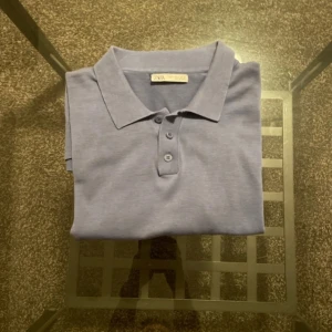 Blå zara pike - Mindre defekt se bild 3 men annars i närmast perfekt skick 