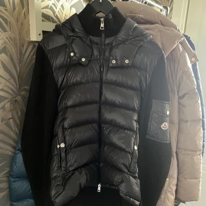 Tjena säljer nu min moncler cardigan, säljs pågrund av att ja tycker inte riktigt att det är min stil av jacka , bättre att ja säljer iväg den till nån som vill ha den.  Hör gärna av er till mig om ni har några frågor 😃 - Riktigt bra skick , perfekt nu till våren och sommaren , perfekt till den som vill ha snygg stil till sommaren/våren 