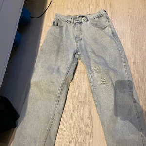 93 demin jeans  - 6,5/10. Litet hål vid foten men ändå i bra skick. Säljer pga att jag inte skejtar längre. Pris kan diskuteras. Ordinarie pris 1299kr