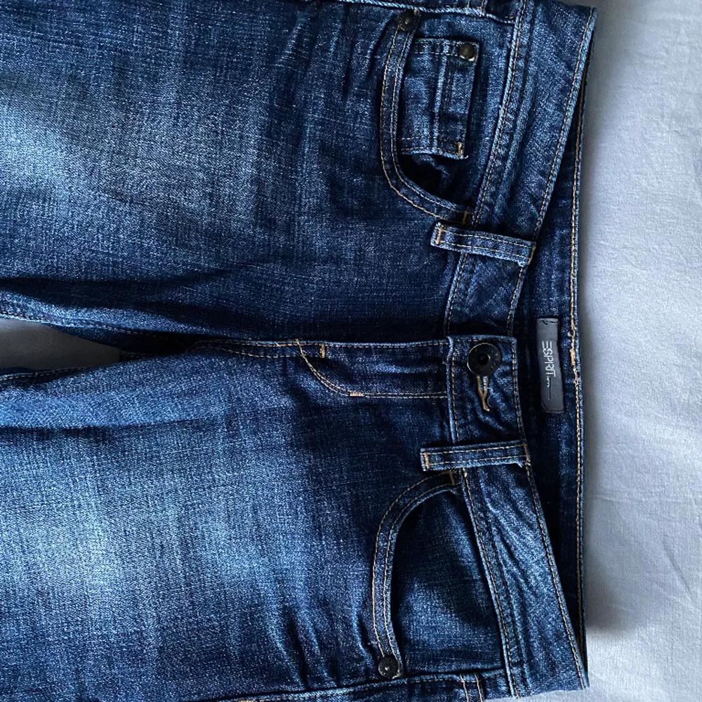 Superfina lågmidjade Esprit jeans! Använda men i jättebra skick  Hör av er för fler frågor . Jeans & Byxor.