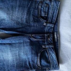 Superfina lågmidjade Esprit jeans! Använda men i jättebra skick  Hör av er för fler frågor 